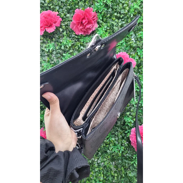 CARTERA CROSSBODY CRUZADO CUADRADO GUESS CON CORREA LARGA