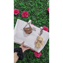 TOTE STEVE MADDEN BLANCO LISO DETALLE OSITO