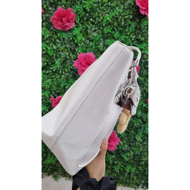 TOTE STEVE MADDEN BLANCO LISO DETALLE OSITO
