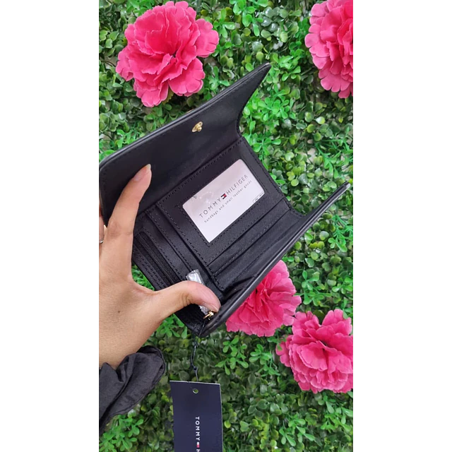 BILLETERA TOMMY NEGRA
