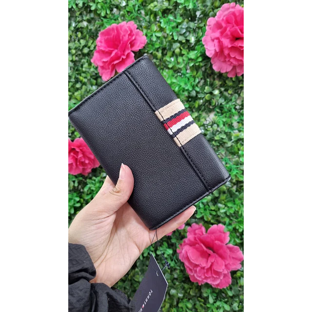 BILLETERA TOMMY NEGRA