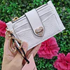 TARJETERO JUICY BLANCO CON BROCHE DETALLE CORAZÓN
