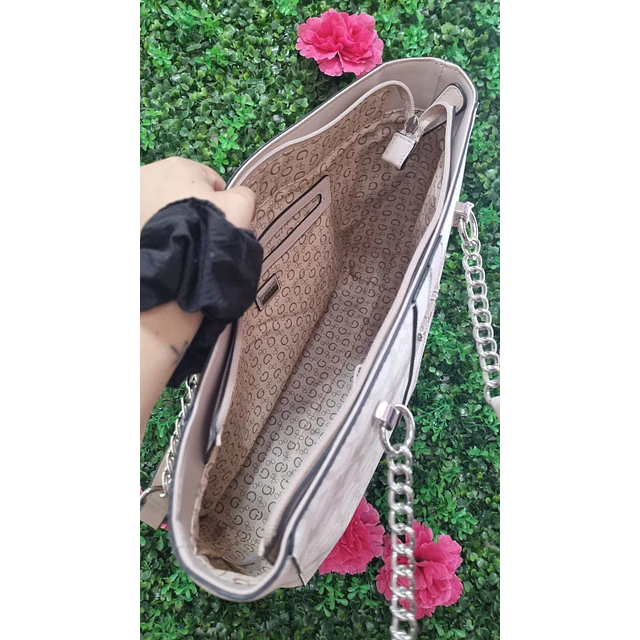 TOTE GUESS ROSADO CON CADENAS PLATEADAS