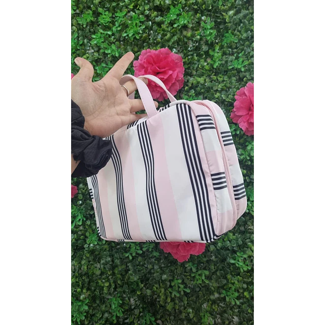 COSMTIQUERO DE VIAJE VS SIGNATURE Y LINEAS NEGRAS