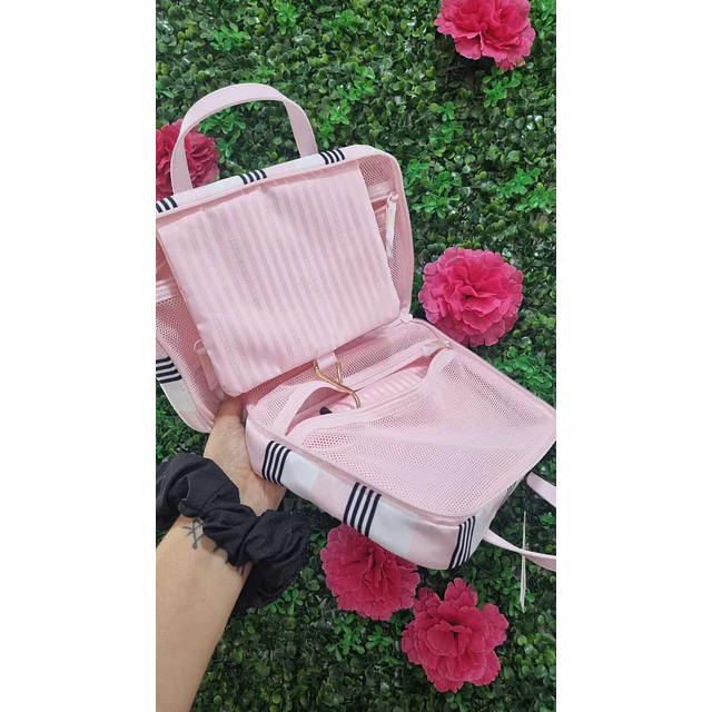 COSMTIQUERO DE VIAJE VS SIGNATURE Y LINEAS NEGRAS