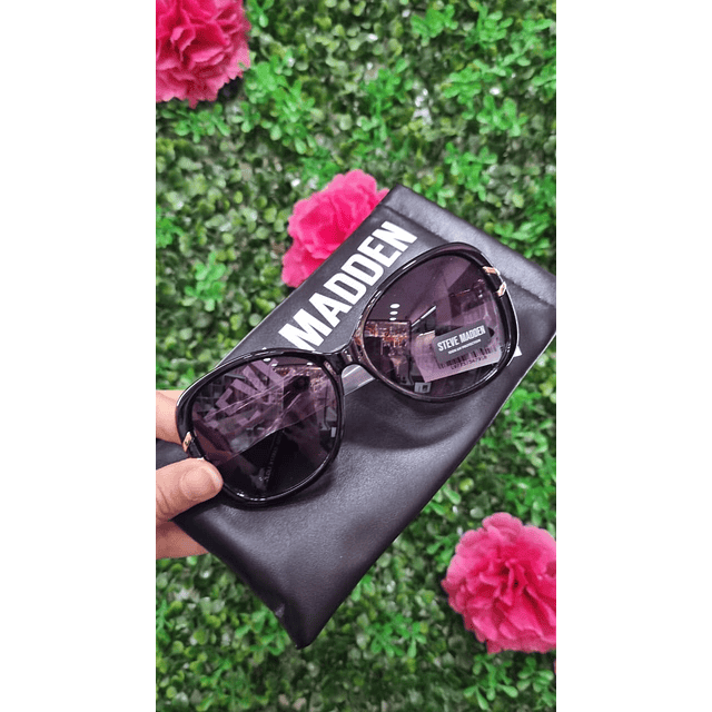 LENTES SM NEGROS DETALLES DORADOS EN PATILLAS