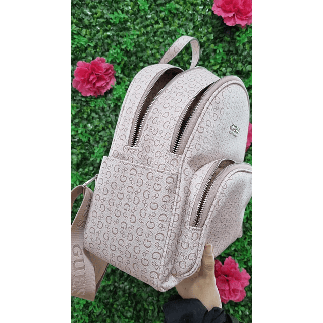 MOCHILA GUESS ROSADA MONOGRAMA