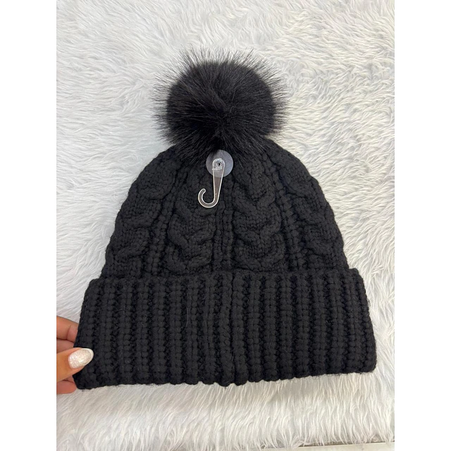 GORRO VS NEGRO