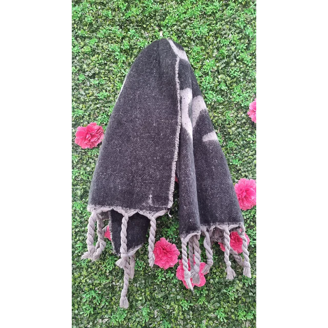 MAXI BUFANDA GUESS NEGRA Y GRIS