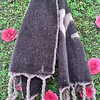 MAXI BUFANDA GUESS NEGRA Y GRIS