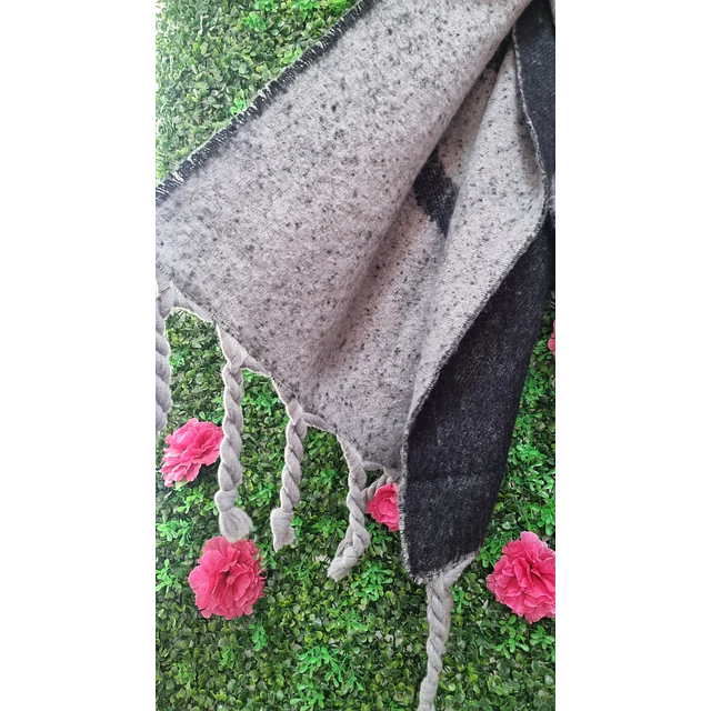 MAXI BUFANDA GUESS NEGRA Y GRIS