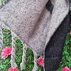 MAXI BUFANDA GUESS NEGRA Y GRIS