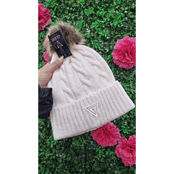 GORRO BLANCO GUESS TRIANGULO POMPON CAFÉ