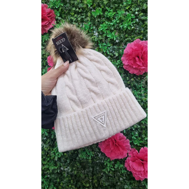 GORRO BLANCO GUESS TRIANGULO POMPON CAFÉ