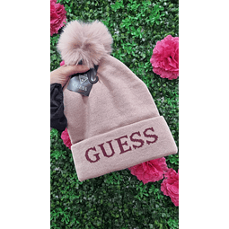GORRO GUESS ROSA PALO LOGO GUESS MORADO