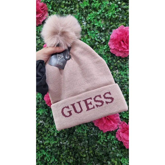 GORRO GUESS ROSA PALO LOGO GUESS MORADO