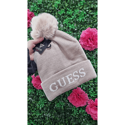 GORRO GUESS CAFÉ CLARO LOGO GUESS BLANCO