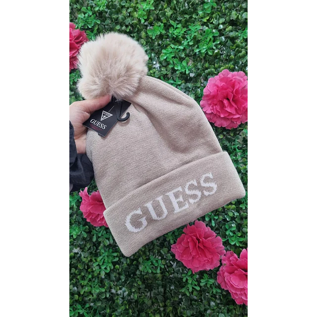 GORRO GUESS CAFÉ CLARO LOGO GUESS BLANCO