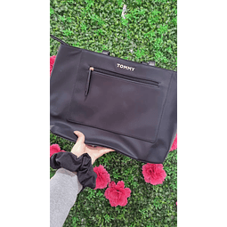 TOTE TOMMY NEGRO LISO 1 CIERRE AFUERA