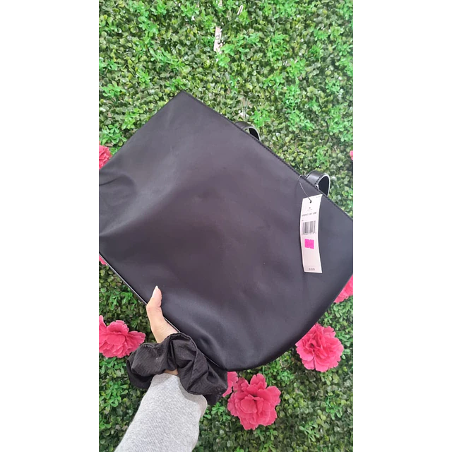 TOTE TOMMY NEGRO LISO 1 CIERRE AFUERA