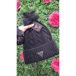 GORRO NEGRO GUESS TRIANGULO