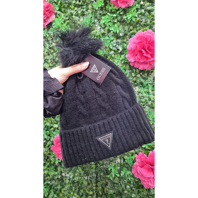 GORRO NEGRO GUESS TRIANGULO