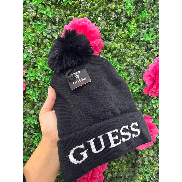 GORRO GUESS NEGRO LOGO GUESS BLANCO