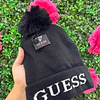 GORRO GUESS NEGRO LOGO GUESS BLANCO
