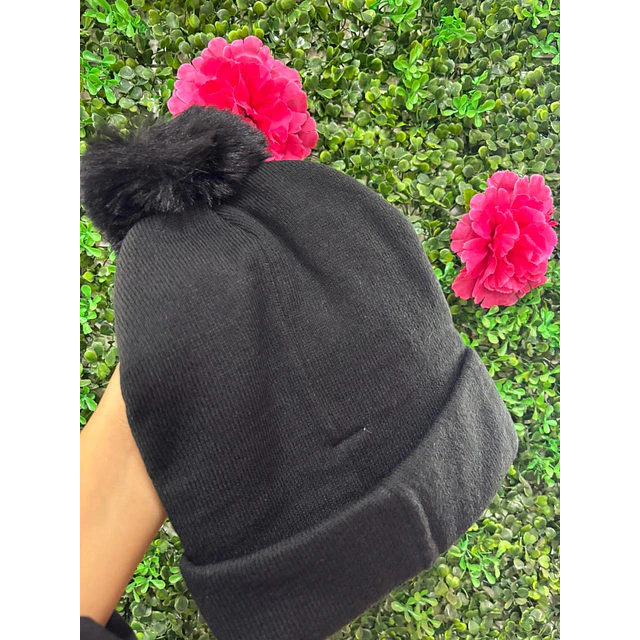GORRO GUESS NEGRO LOGO GUESS BLANCO