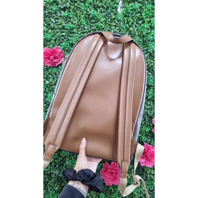 MOCHILA MK LARGE CAFÉ CON CADENA