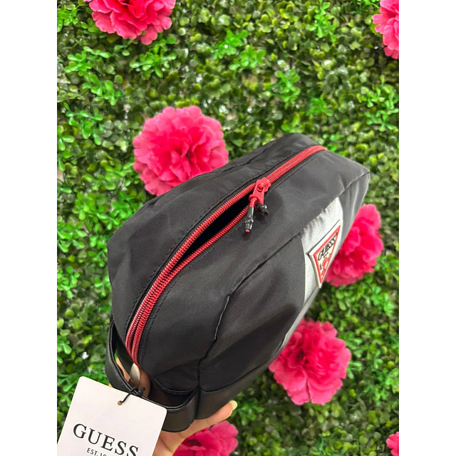 NECESER HOMBRE GUESS NEGRO TRIANGULO