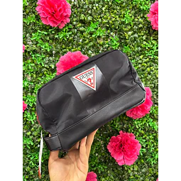 NECESER HOMBRE GUESS NEGRO TRIANGULO