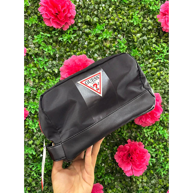 NECESER HOMBRE GUESS NEGRO TRIANGULO