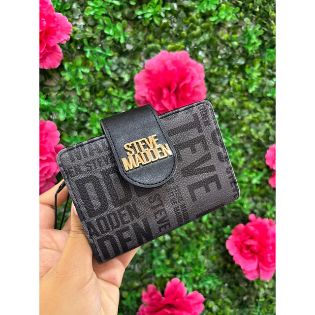 BILLETERA STEVE MADDEN NEGRA BROCHE