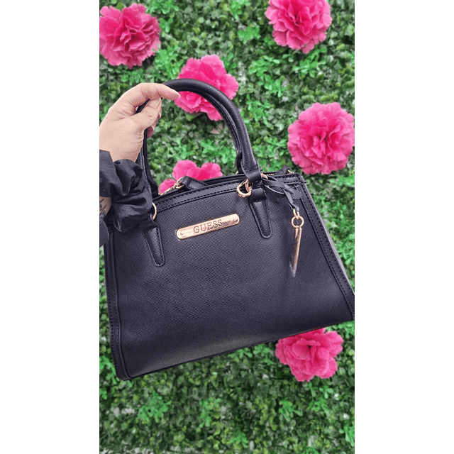CARTERA GUESS NEGRA C/CORREA LARGA