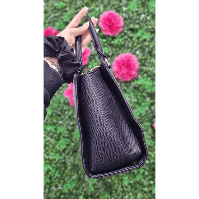 CARTERA GUESS NEGRA C/CORREA LARGA