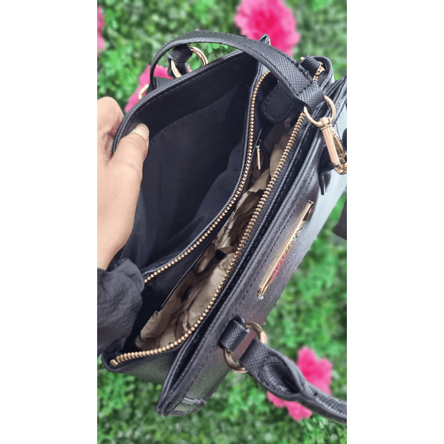 CARTERA GUESS NEGRA C/CORREA LARGA