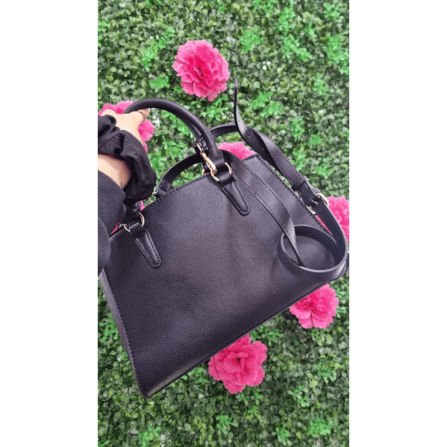 CARTERA GUESS NEGRA C/CORREA LARGA