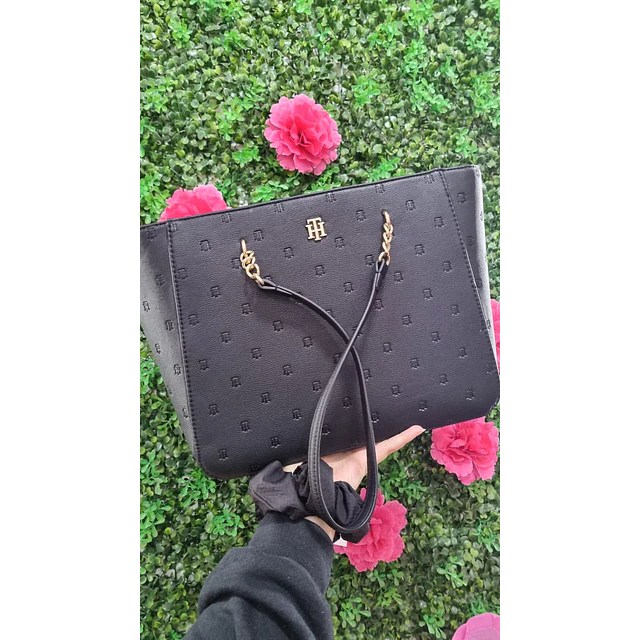 TOTE TOMMY NEGRO CON MARCA DORADA AL MEDIO