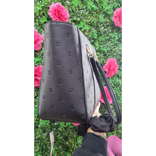 TOTE TOMMY NEGRO CON MARCA DORADA AL MEDIO