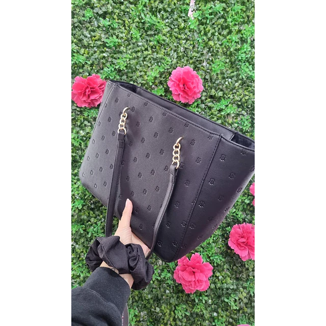 TOTE TOMMY NEGRO CON MARCA DORADA AL MEDIO