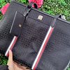 TOTE TOMMY NEGRO LINEAS VERTICALES BLANCA/ROJA + TARJETERO