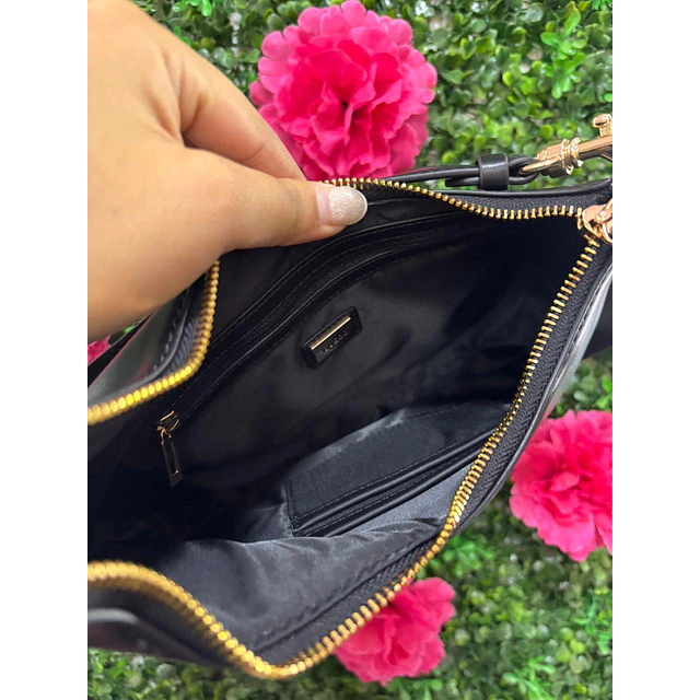 CARTERA MITAD LUNA GUESS NEGRA LISA DETALLE CANDADO