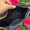 CARTERA MITAD LUNA GUESS NEGRA LISA DETALLE CANDADO