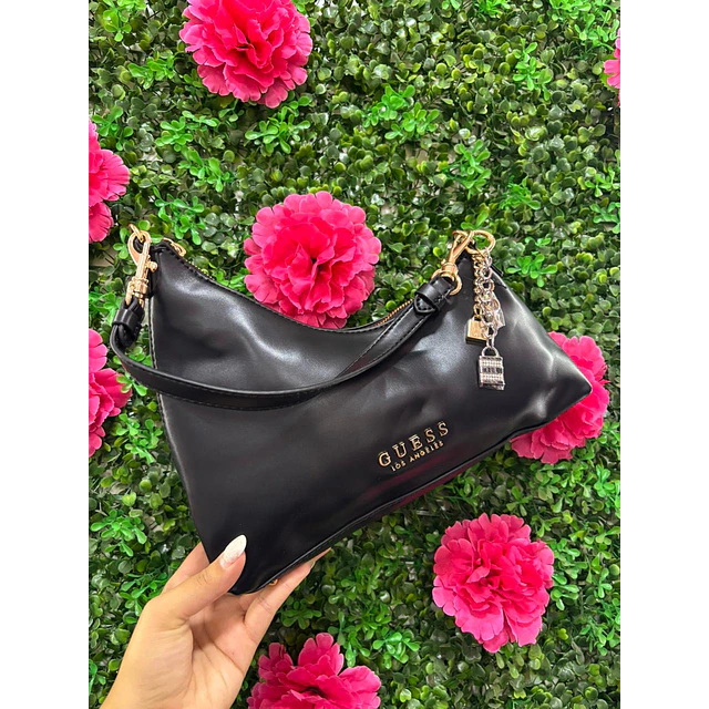 CARTERA MITAD LUNA GUESS NEGRA LISA DETALLE CANDADO