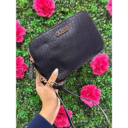 CARTERA CUADRADA GUESS MONOGRAMA NEGRA