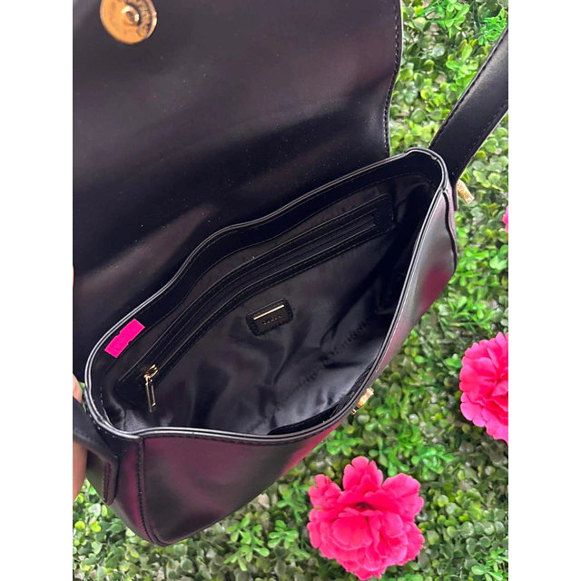 CARTERA DE HOMBRO GUESS NEGRA LISA CON LOGO GUESS DORADO