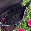 CARTERA DE HOMBRO GUESS NEGRA LISA CON LOGO GUESS DORADO