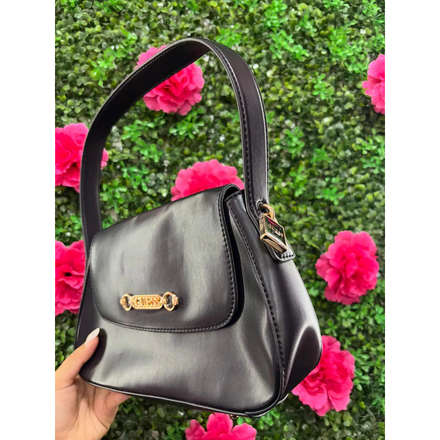 CARTERA DE HOMBRO GUESS NEGRA LISA CON LOGO GUESS DORADO