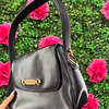 CARTERA DE HOMBRO GUESS NEGRA LISA CON LOGO GUESS DORADO